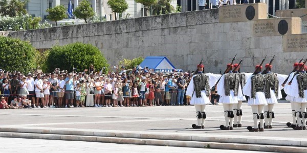 Εκατοντάδες τουρίστες στην αλλαγή της προεδρικής φρουράς